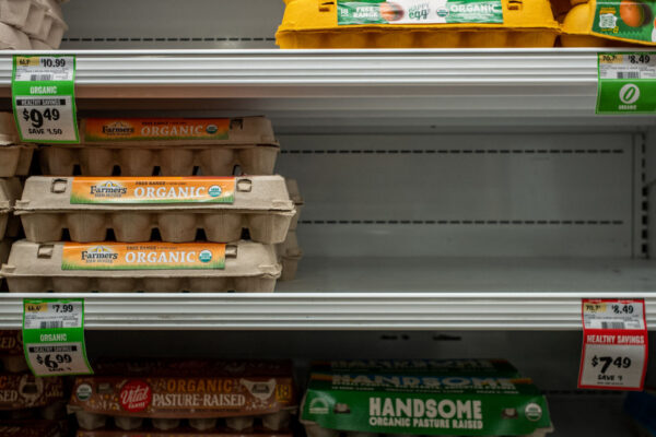 Những khay trứng được rao bán tại Chợ Nông sản Sprouts ở Houston, Texas, hôm 15/08/2022. (Ảnh: Brandon Bell/Getty Images)