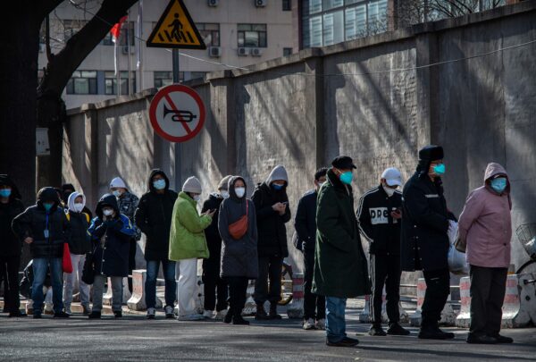 Mọi người xếp hàng bên ngoài một phòng khám sốt tại một bệnh viện ở Bắc Kinh, Trung Quốc, hôm 11/12/2022. (Ảnh: Kevin Frayer/Getty Images)