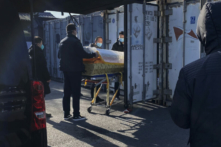 Một chiếc quan tài được đưa từ xe tang vào buồng chứa tại nhà hỏa táng và nhà tang lễ Dongjiao, một trong số nhiều nơi ở thành phố xử lý các ca nhiễm COVID-19, ở Bắc Kinh, Trung Quốc, vào ngày 18/12/2022. (Ảnh: Getty Images)