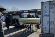 Một linh cữu được hạ từ ​​xe tang vào một container bảo quản lạnh tại nhà tang lễ kiêm nhà hỏa táng Đông Giao, một trong số những địa điểm ở thành phố được chỉ định giải quyết các ca tử vong vì COVID-19, ở Bắc Kinh hôm 18/12/2022. (Ảnh: Getty Images)