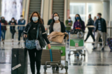 Khách du lịch mang theo hành lý tản bộ tại sảnh đến của Phi trường Quốc tế Hồng Kông hôm 30/12/2022. Các nhà chức trách trên khắp thế giới đang áp đặt hoặc xem xét các hạn chế đối với du khách đến từ Trung Quốc trong bối cảnh các ca nhiễm COVID-19 tại nước này đang tăng vọt sau khi nới lỏng các quy định theo chính sách zero COVID. (Ảnh: Anthony Kwan/Getty Images)