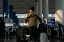 Khách du lịch mang theo hành lý tại sảnh khởi hành của Phi trường Quốc tế Hồng Kông hôm 30/12/2022. Các nhà chức trách trên khắp thế giới đang áp đặt hoặc cân nhắc việc hạn chế khách du lịch từ Trung Quốc vì số ca nhiễm COVID-19 ở đó gia tăng sau khi nước này nới lỏng các quy tắc theo chính sách Zero-COVID. (Ảnh: Anthony Kwan/Getty Images)