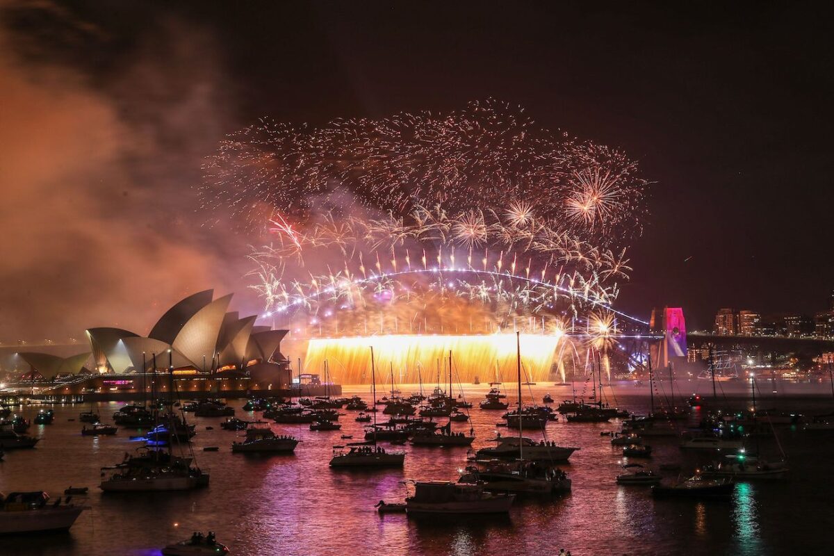 Pháo hoa thắp sáng trên Cầu Cảng Sydney trong lễ đón Giao Thừa ở Sydney, Úc, hôm 01/01/2023. (Ảnh: Roni Bintang/Getty Images)