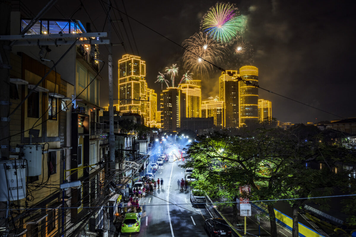 Pháo hoa bùng nổ trên các tòa nhà trong lễ đón Năm Mới ở Makati, Metro Manila, Philippines, hôm 01/01/2023. (Ảnh: Ezra Acayan/Getty Images)