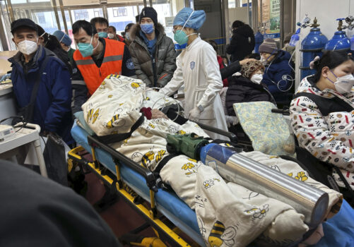 Một bệnh nhân thở oxy được đẩy lên một băng ca vào một phòng cấp cứu đông đúc tại một bệnh viện ở Bắc Kinh, Trung Quốc, hôm 02/01/2023. (Ảnh: Getty Images)