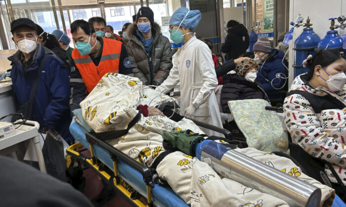 Y tá tại một bệnh viện cấp 2 quá tải ở tỉnh Hồ Nam: Thiếu giường, thiếu thuốc, thiếu nhân viên