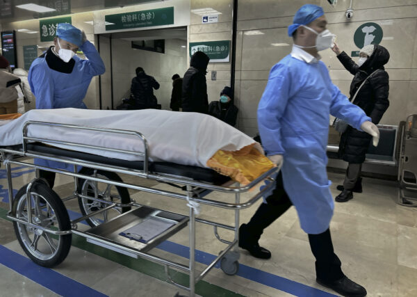 Nhân viên bệnh viện đẩy một thi thể trên băng ca trong phòng cấp cứu đông đúc tại một bệnh viện ở Bắc Kinh hôm 02/01/2023. (Ảnh: Getty Images)