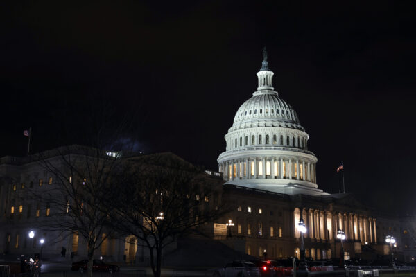 Điện Capitol Hoa Kỳ vào ban đêm khi Hạ viện tiếp tục làm việc để bầu Chủ tịch mới cho Quốc hội khóa 118 hôm 06/01/2023. (Ảnh: Tasos Katopodis/Getty Images)