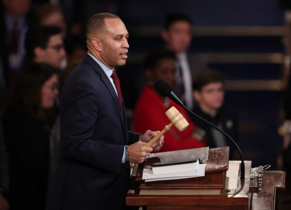 Lãnh đạo Đảng Dân Chủ tại Hạ viện Hoa Kỳ Hakeem Jeffries (Dân Chủ-New York) có bài diễn văn sau khi Lãnh đạo Đảng Cộng Hòa tại Hạ viện Kevin McCarthy (Cộng Hòa-California) được bầu làm Chủ tịch Hạ viện trong Phòng họp Hạ viện tại Điện Capitol ở Hoa Thịnh Đốn hôm 07/01/2023. (Ảnh: Win McNamee/Getty Images)