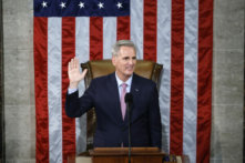 Chủ tịch Hạ viện Hoa Kỳ Kevin McCarthy (Cộng Hòa-California) tuyên thệ nhậm chức sau khi đắc cử chức chủ tịch Hạ viện tại Điện Capitol Hoa Kỳ ở Hoa Thịnh Đốn 07/01/2023. (Ảnh: Chip Somodevilla/Getty Images)