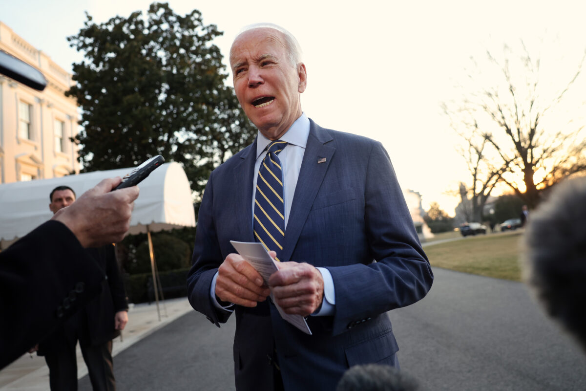 Tổng thống Hoa Kỳ Joe Biden nói về sự cố ngừng hoạt động của máy điện toán FAA khi ông rời Tòa Bạch Ốc hôm 11/01/2023. (Ảnh: Kevin Dietsch/Getty Images)