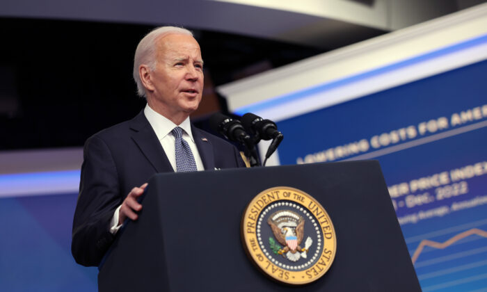 Tổng thống Joe Biden nói về nền kinh tế và lạm phát tại Tòa nhà Văn phòng Điều hành Eisenhower ở Hoa Thịnh Đốn hôm 12/11/2023. (Ảnh: Kevin Dietsch/Getty Images)