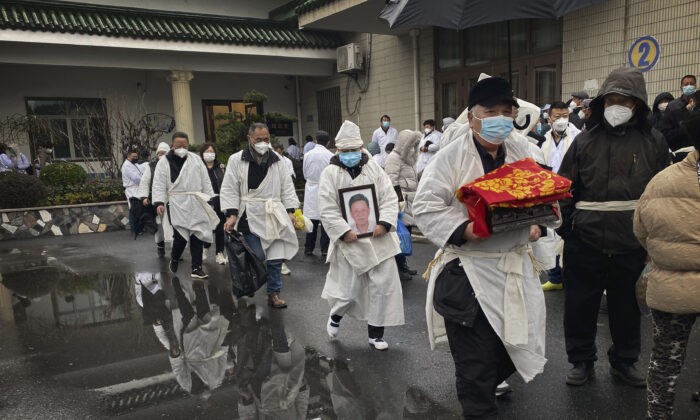 Trung Quốc: Nhu cầu về nhà tang lễ, vật dụng tăng vọt trong bối cảnh số ca tử vong do COVID tăng cao