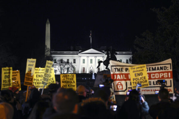 Người biểu tình tham gia cuộc biểu tình phản đối cảnh sát sát hại Tire Nichols gần Tòa Bạch Ốc ở Hoa Thịnh Đốn, hôm 27/01/2023. (Ảnh: Tasos Katopodis/Getty Images)