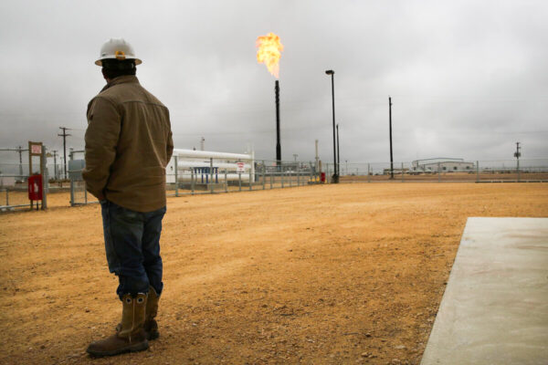 Khí đốt tự nhiên được đốt cháy tại các khu hoạt động thuộc Tập đoàn Apache tại nhà máy khí đốt tự nhiên Deadwood ở Permian Basin, Garden City, Texas, hôm 05/02/2015. (Ảnh: Spencer Platt/Getty Images)