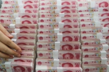 Các xấp tiền nhân dân tệ tại một ngân hàng ở Liên Vân Cảng, nằm ở phía đông tỉnh Giang Tô của Trung Quốc vào ngày 11/08/2015. (Ảnh: STR/AFP/Getty Images)