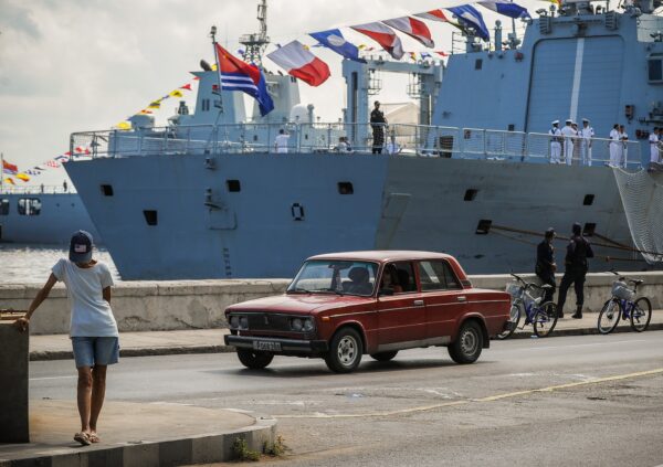 Khu trục hạm Type 054A 548 Ích Dương của Hải quân Trung Quốc neo đậu tại cảng Havana, Cuba, vào ngày 10/11/2015. (Ảnh: Yamil Lage/AFP qua Getty Images)