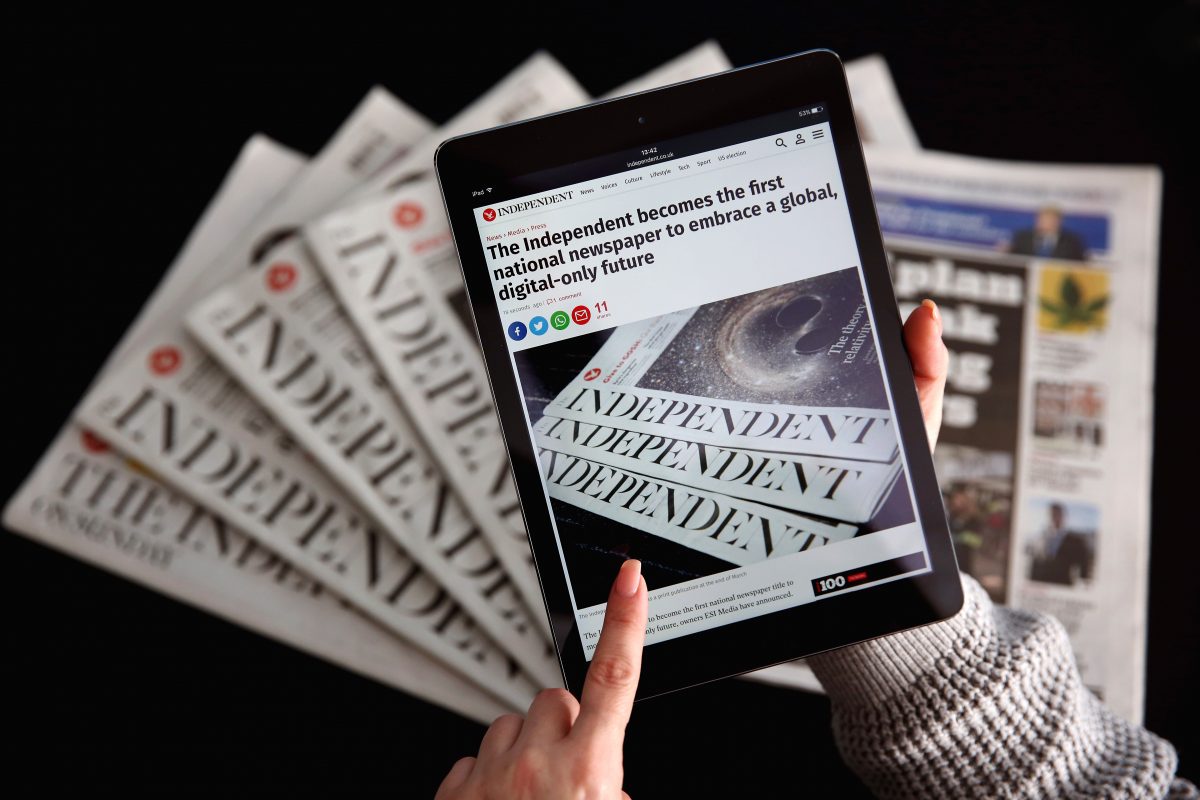 Một chiếc iPad hiển thị nền tảng trực tuyến của tờ Independent phía trên một bộ sưu tập các ấn bản báo in của họ vào ngày 12/02/2016. (Ảnh: Dan Kitwood/Getty Images)