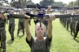 Nữ tân binh Thủy quân lục chiến Kylieanne Fortin, 20 tuổi, ở Williamsport, Maryland trải qua khóa huấn luyện cận chiến tại khu chiêu binh của Thủy quân lục chiến Hoa Kỳ ở Đảo Parris, South Carolina, vào ngày 23/06/2004. (Ảnh: Scott Olson/Getty Images)