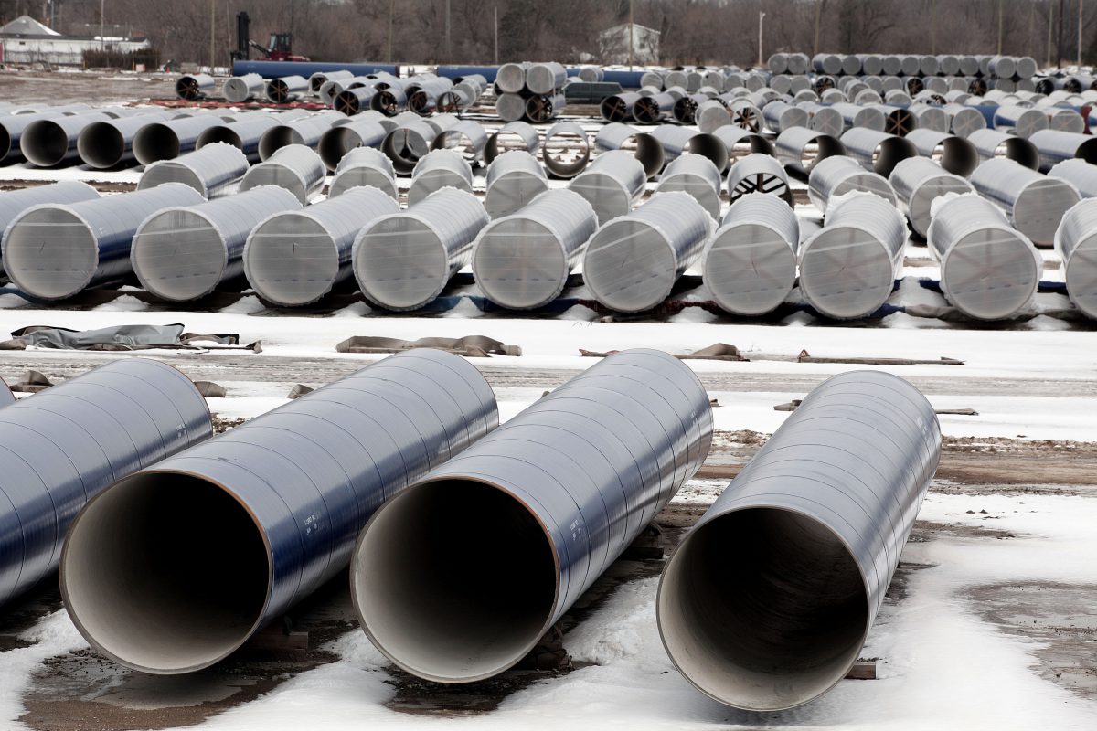 Các đường ống nước mới đang chờ lắp đặt ở Flint, Michigan. (Ảnh: Bill Pugliano/Getty Images)