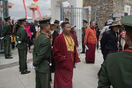 Cảnh sát bán quân sự Trung Quốc canh gác một lối ra khi các nhà sư Tây Tạng rời khỏi một sân vận động vào cuối lễ hội do chính quyền địa phương tài trợ ở Ngọc Thụ, thuộc tỉnh Thanh Hải phía tây bắc Trung Quốc, vào ngày 25/07/2016. (Ảnh: Nicolas Asfouri/AFP qua Getty Images)