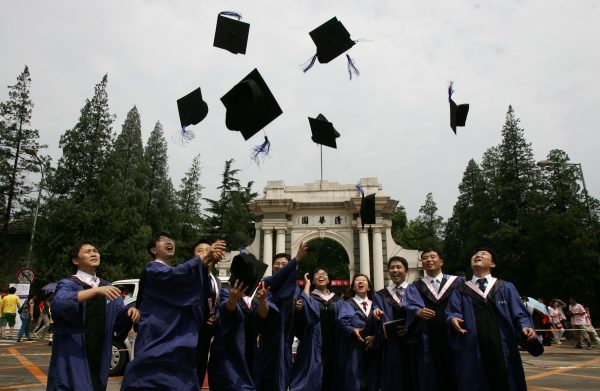 Sinh viên tung mũ trạng nguyên của họ lên không trung trong một buổi lễ tốt nghiệp được tổ chức tại Đại học Thanh Hoa ở Bắc Kinh vào ngày 18/07/2007. (Ảnh: China Photos/Getty Images)