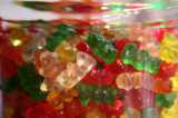 Món Gummi Bears được trưng bày trong một bình thủy tinh tại một tiệm bán kẹo ở San Francisco, Caliornia. (Ảnh: Justin Sullivan/Getty Images)