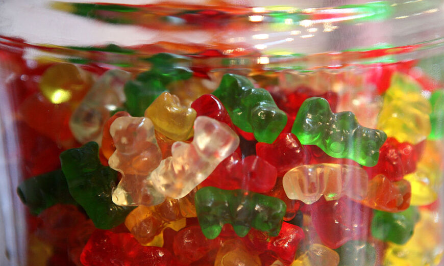 Món Gummi Bears được trưng bày trong một bình thủy tinh tại một tiệm bán kẹo ở San Francisco, Caliornia. (Ảnh: Justin Sullivan/Getty Images)