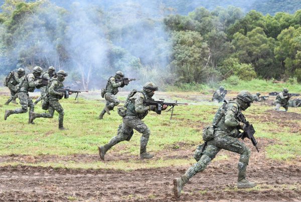 Các binh sĩ dàn dựng một cuộc tấn công trong cuộc tập trận thường niên tại căn cứ quân sự ở Hoa Liên, Đài Loan, vào ngày 30/01/2018. (Ảnh: Mandy Cheng/AFP/Getty Images)