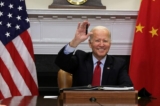 Tổng thống Joe Biden vẫy tay chào khi tham gia cuộc họp trực tuyến với lãnh đạo Trung Quốc Tập Cận Bình tại Tòa Bạch Ốc hôm 15/11/2021. (Ảnh: Alex Wong/Getty Images)