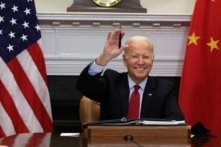 Tổng thống Joe Biden vẫy tay chào khi tham gia cuộc họp trực tuyến với lãnh đạo Trung Quốc Tập Cận Bình tại Tòa Bạch Ốc hôm 15/11/2021. (Ảnh: Alex Wong/Getty Images)