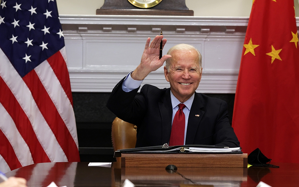 Tổng thống Joe Biden vẫy tay chào khi tham gia một cuộc họp trực tuyến với lãnh đạo Trung Quốc Tập Cận Bình tại Tòa Bạch Ốc hôm 15/01/2021. (Ảnh: Alex Wong/Getty Images)