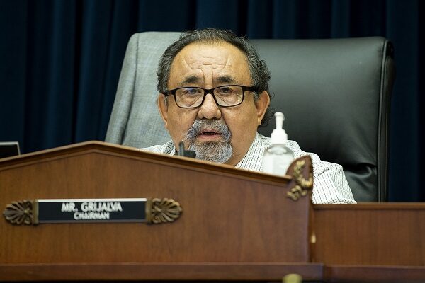 Dân biểu Raul Grijalva (Dân chủ-Arizona), thành viên cao cấp của Đảng Dân Chủ trong Ủy ban Tài nguyên Thiên nhiên Hạ viện, cho biết “những kẻ cực đoan phản đối đất công” trong Hạ viện đang khiến cho việc “chuyển giao đất công của chúng ta mà không nhận lại được gì” trở nên dễ dàng hơn. (Ảnh: Bonnie Cash/Pool/Getty Images)