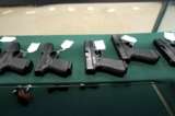 Một loạt súng lục Glock được bày bán tại cửa hàng Pony Express Firearms ở Parker, Colorado, vào ngày 7/12/2015. (Ảnh: Rick Wilking/Reuters)