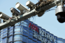 Camera giám sát được đặt gần trụ sở chính của công ty giám sát hình ảnh của Trung Quốc Hikvision ở Hàng Châu, tỉnh Chiết Giang, Trung Quốc, ngày 22/05/2019. (Ảnh: Stringer/Reuters)