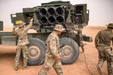Các binh sĩ Hoa Kỳ được nhìn thấy đang bảo trì cho một hệ thống pháo phản lực cơ động cao M142 (HIMARS) được dựa trên khung gầm của xe tải trong một cuộc tập trận quân sự ở vùng Grier Labouihi, ở Maroc, vào ngày 09/06/2021. (Ảnh: Fadel Senna/AFP/Getty Images)