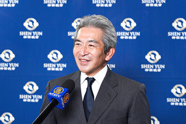 Ông Harano Akira, giám đốc một phòng khám châm cứu và giác hơi, thưởng lãm Nghệ thuật Biểu diễn Shen Yun tại Trung tâm Nghệ thuật Biểu diễn Hyogo ở thành phố Nishinomiya, Nhật Bản, tối hôm 09/01/2023. (Ảnh: Annie Gong/The Epoch Times)