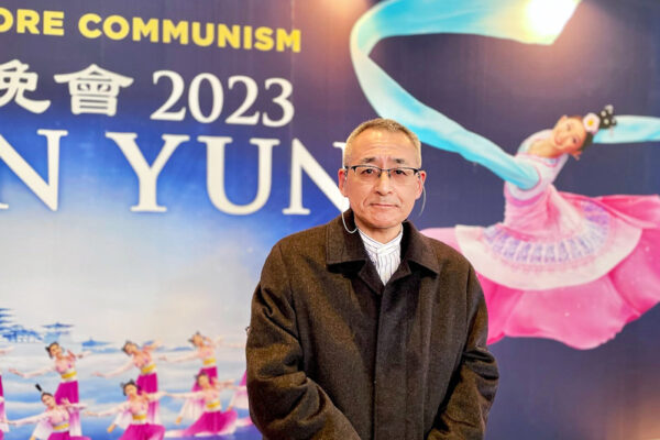 Ông Hashimoto Yoshiyuki, chủ tịch một bệnh viện thú y, thưởng lãm chương trình Nghệ thuật Biểu diễn Shen Yun tại Trung tâm Nghệ thuật Biểu diễn Hyogo ở thành phố Nishinomiya, Nhật Bản, hôm 09/01/2023. (Ảnh:Niu Bin/The Epoch Times)