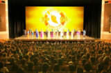 Cảnh hạ màn trong buổi biểu diễn của Đoàn Nghệ thuật Biểu diễn Shen Yun tại Nhà Hát Hiroshima Bunka Gakuen HBG ở thành phố Hiroshima, Nhật Bản, hôm 02/01/2023. (Ảnh: Annie Gong/The Epoch Times)