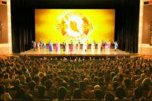 Cảnh hạ màn trong buổi biểu diễn của Đoàn Nghệ thuật Biểu diễn Shen Yun tại Nhà Hát Hiroshima Bunka Gakuen HBG ở thành phố Hiroshima, Nhật Bản, hôm 02/01/2023. (Ảnh: Annie Gong/The Epoch Times)