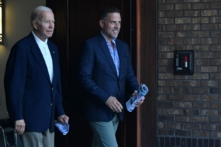 Tổng thống Joe Biden (trái) cùng với con trai của ông, ông Hunter Biden, rời khỏi Nhà thờ Công giáo Holy Spirit sau khi tham dự thánh lễ ở Johns Island, South Carolina, hôm 13/08/2022. (Ảnh: Nicholas Kamm/AFP qua Getty Images)