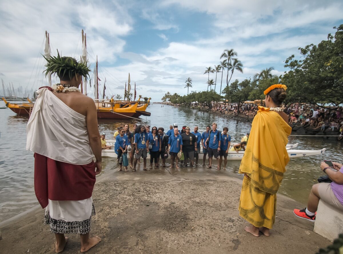 Thủy thủ đoàn của chiếc Hokule‘a được người bản địa chào đón. (Ảnh: Được đăng dưới sự cho phép của Polynesian Voyaging Society)