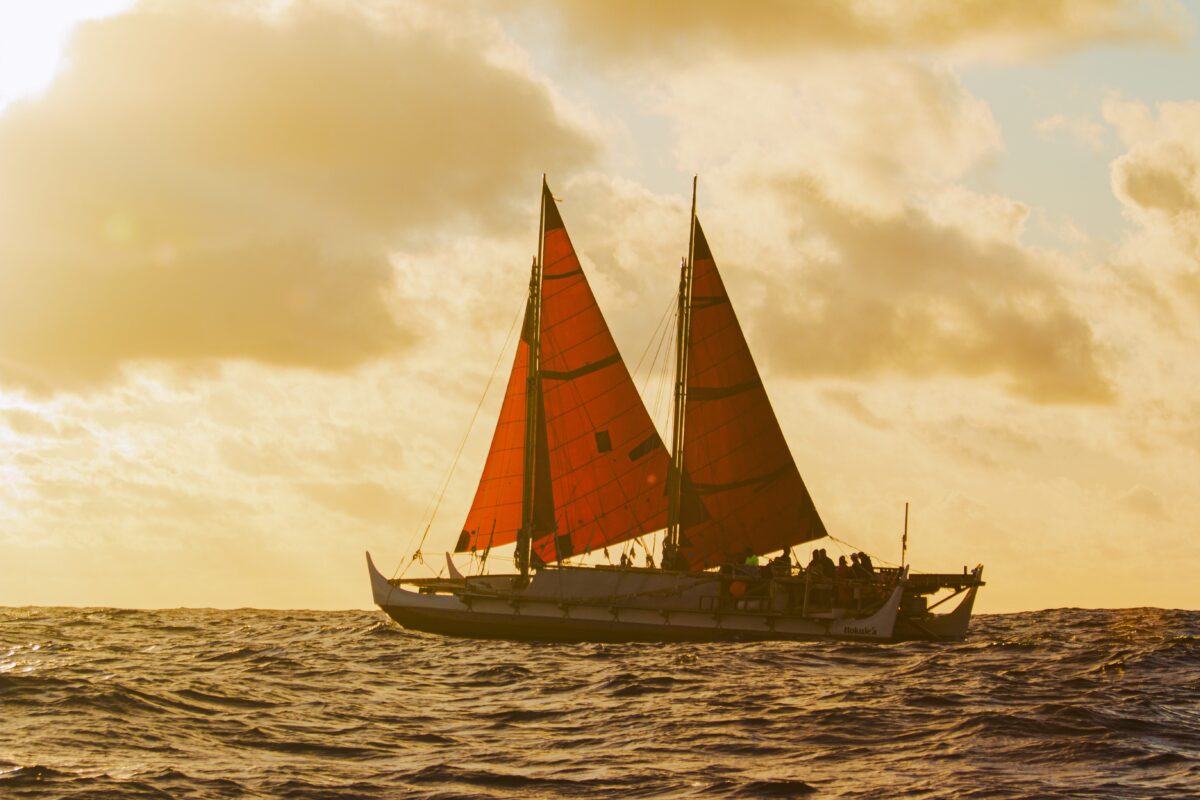 Tàu Hokule‘a trên đường từ Tonga đến New Zealand, trong một chuyến đi vào tháng 11/ 2014. (Ảnh: Được đăng dưới sự cho phép của Polynesian Voyaging Society)