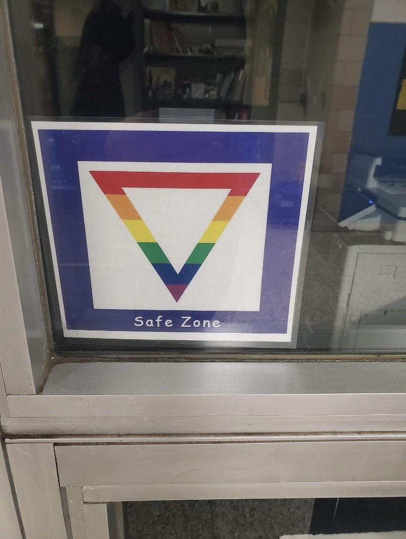 Nhãn dán chỉ định “khu vực an toàn” dành cho các em học sinh LGBT tại Trường Trung học Cơ sở Long Valley ở Long Valley, New Jersey. (Ảnh: Đăng dưới sự cho phép của ông John Holly)