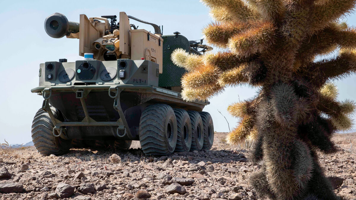 Một xe chiến đấu robot chuẩn bị cho buổi chạy thực hành trong Project Convergence 20 (Dự án Hội tụ 20) tại Yuma Proving Ground, Arizona (căn cứ quân sự lớn nhất của Hoa Kỳ). (Ảnh: Hạ sĩ nghiệp vụ Carlos Cuebas Fantauzzi/Lục quân Hoa Kỳ)