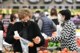 Người dân mua hàng bách hóa tại một siêu thị ở Glendale, California, hôm 12/01/2022. (Ảnh: Robyn Beck/AFP qua Getty Images)