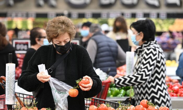 Người dân mua hàng bách hóa tại một siêu thị ở Glendale, California, hôm 12/01/2022. (Ảnh: Robyn Beck/AFP qua Getty Images)