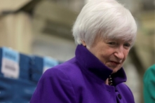 Bộ trưởng Ngân khố Hoa Kỳ Janet Yellen chủ trì lễ ra mắt tờ tiền giấy đầu tiên của Hoa Kỳ có in chữ ký của hai phụ nữ tại một sự kiện ở Fort Worth, Texas hôm 08/12/2022. (Ảnh: Shelby Tauber/Reuters)