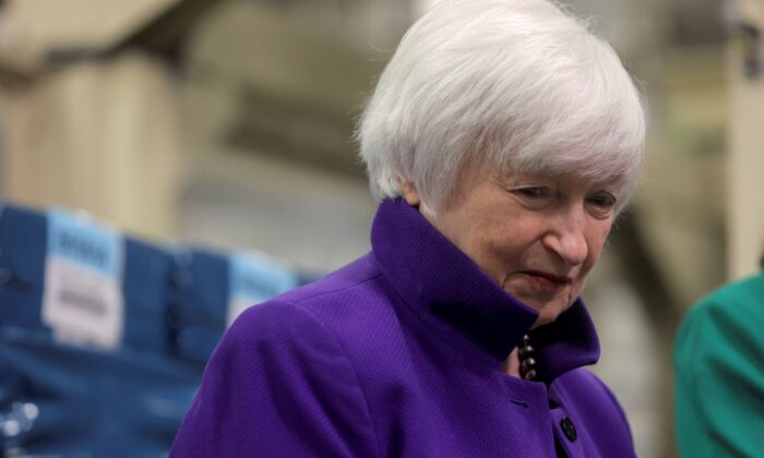 Bộ trưởng Ngân khố Hoa Kỳ Janet Yellen chủ trì lễ ra mắt tờ tiền giấy đầu tiên của Hoa Kỳ có in chữ ký của hai phụ nữ tại một sự kiện ở Fort Worth, Texas hôm 08/12/2022. (Ảnh: Shelby Tauber/Reuters)