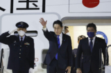 Thủ tướng Nhật Bản Fumio Kishida (Giữa) chuẩn bị rời phi trường Haneda ở Tokyo hôm 08/01/2023. (Ảnh: Kota Endo/Kyodo News qua AP)